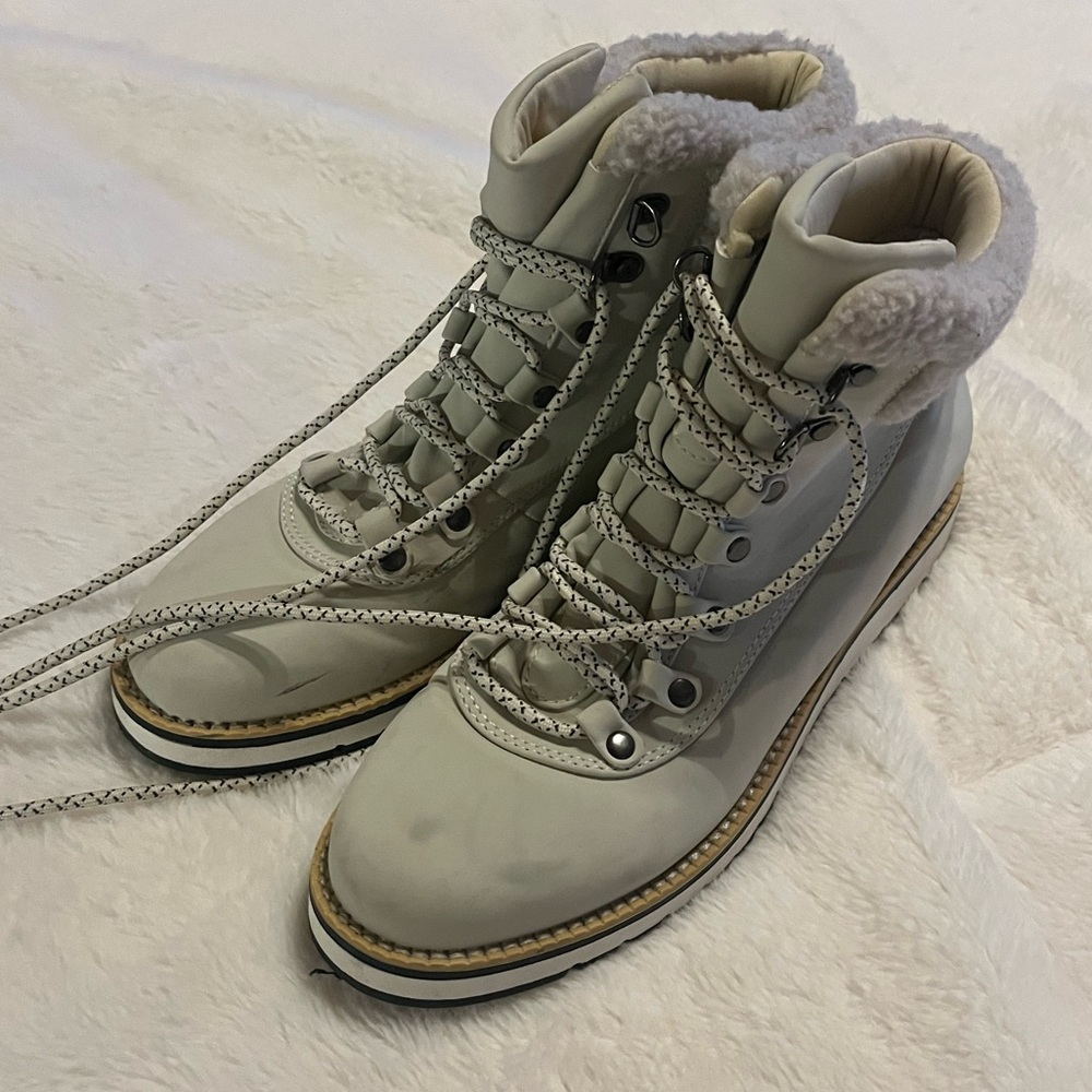 Light gray winter boots